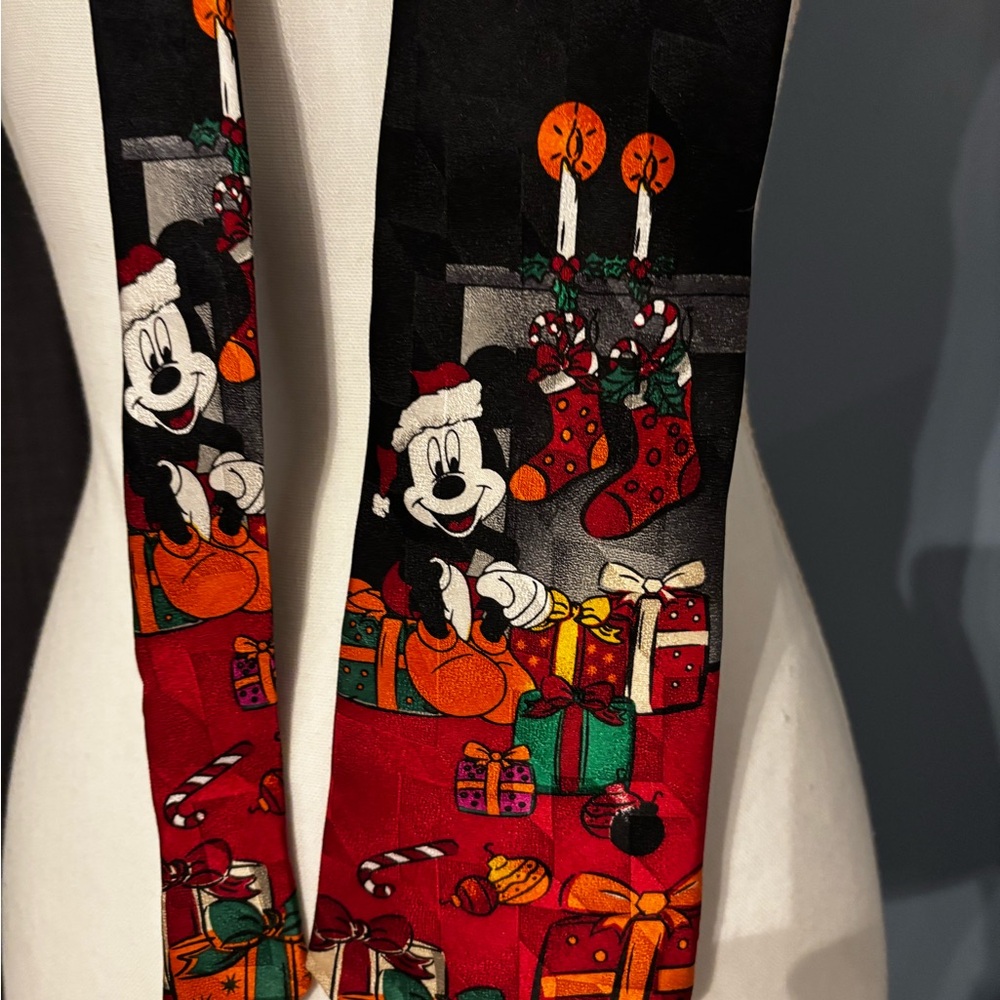 Vintage & NWT Sears Disneys Silk Mickey Mouse Christmas necktie.